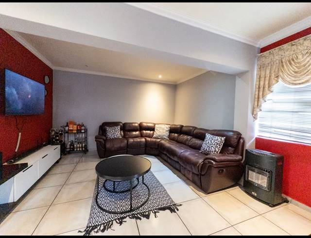 3 BEDROOM TOWNHOUSE FOR SALE IN SONNEVELD